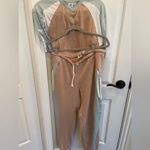 Adidas 2 piece ladies sweat pants and crop top size large in beige, grn &white